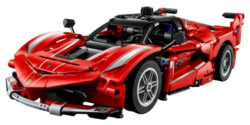 Czerwony samochód Lego Ferrari. Ma czarne detale i srebrne paski. Samochód jest na białym tle, pochylony w prawo.