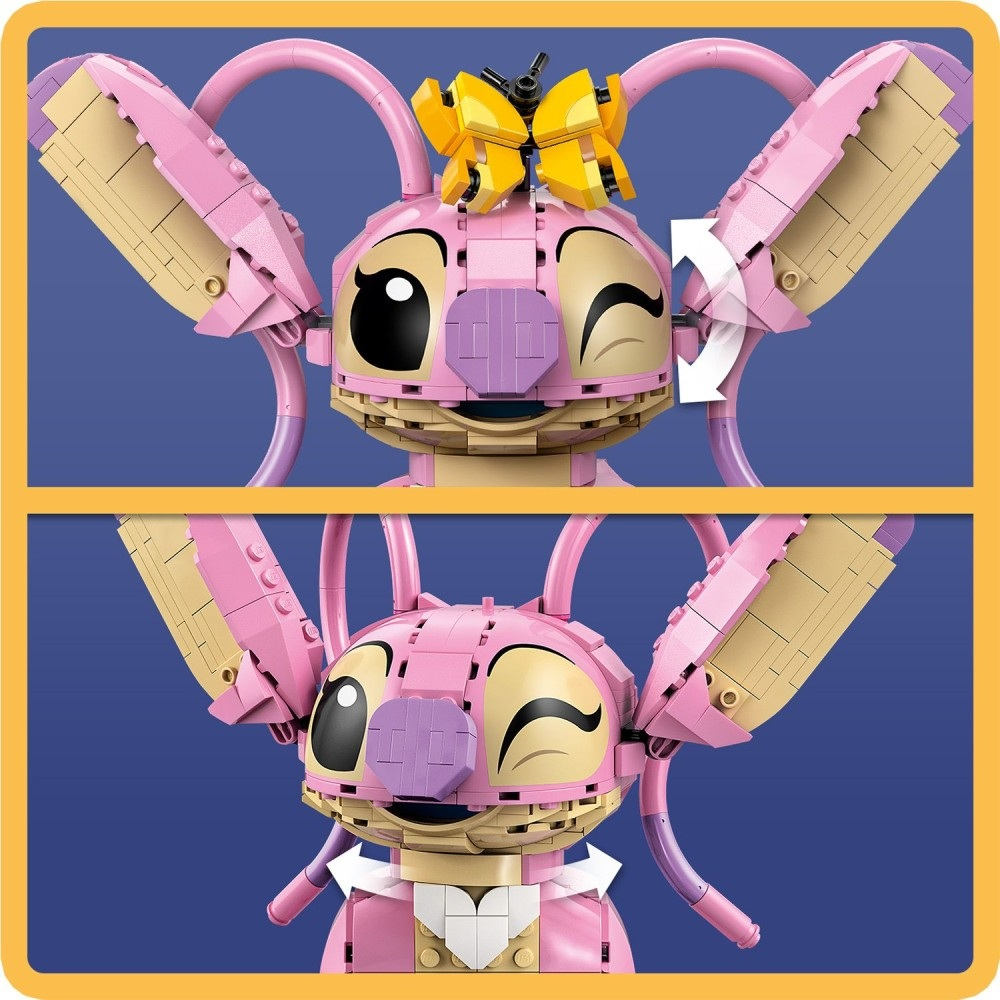 Różowa figurka Lego Anioła z Lilo & Stitch, ze żółtą kokardą. Ma ruchome uszy i mruga. Na niebieskim tle.