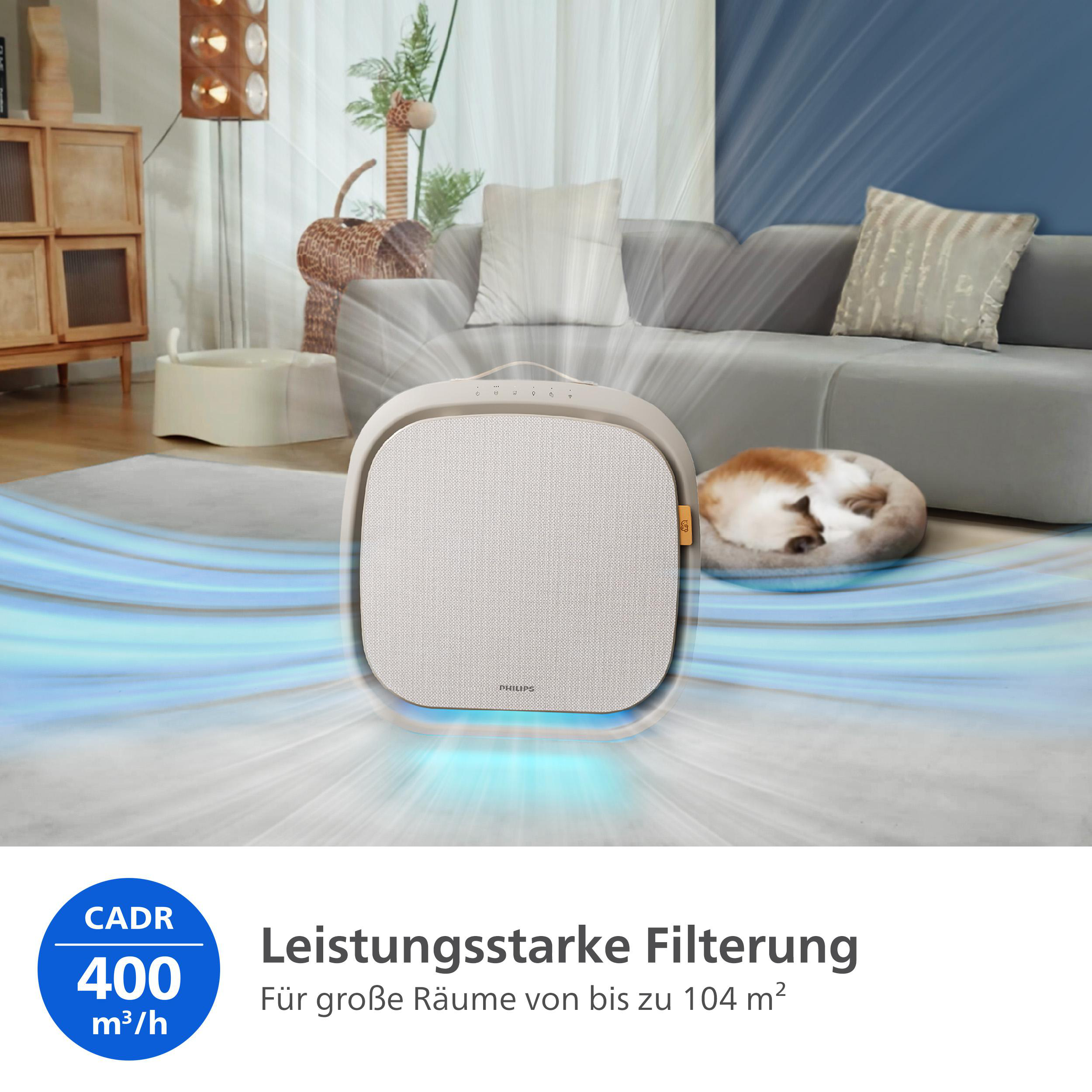 Ein Luftreiniger steht im Wohnzimmer. Eine Katze schläft auf einem runden Bett. Der Text lautet 'Leistungsstarke Filterung'.