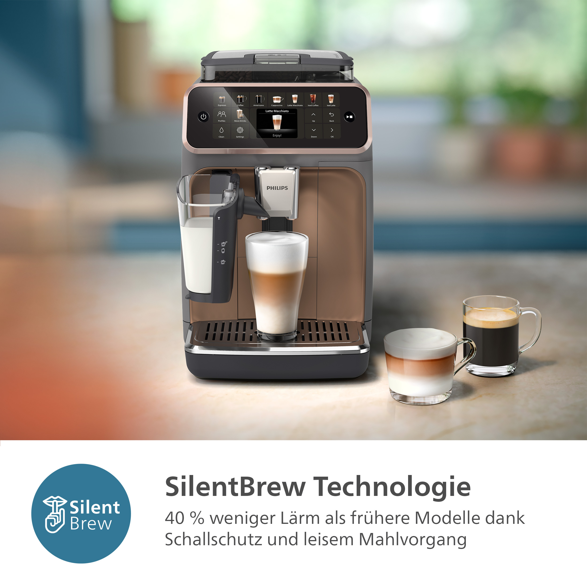 Eine Philips-Kaffeemaschine, bei der ein Latte Macchiato zubereitet wird. Zwei Kaffeetassen sind rechts sichtbar.