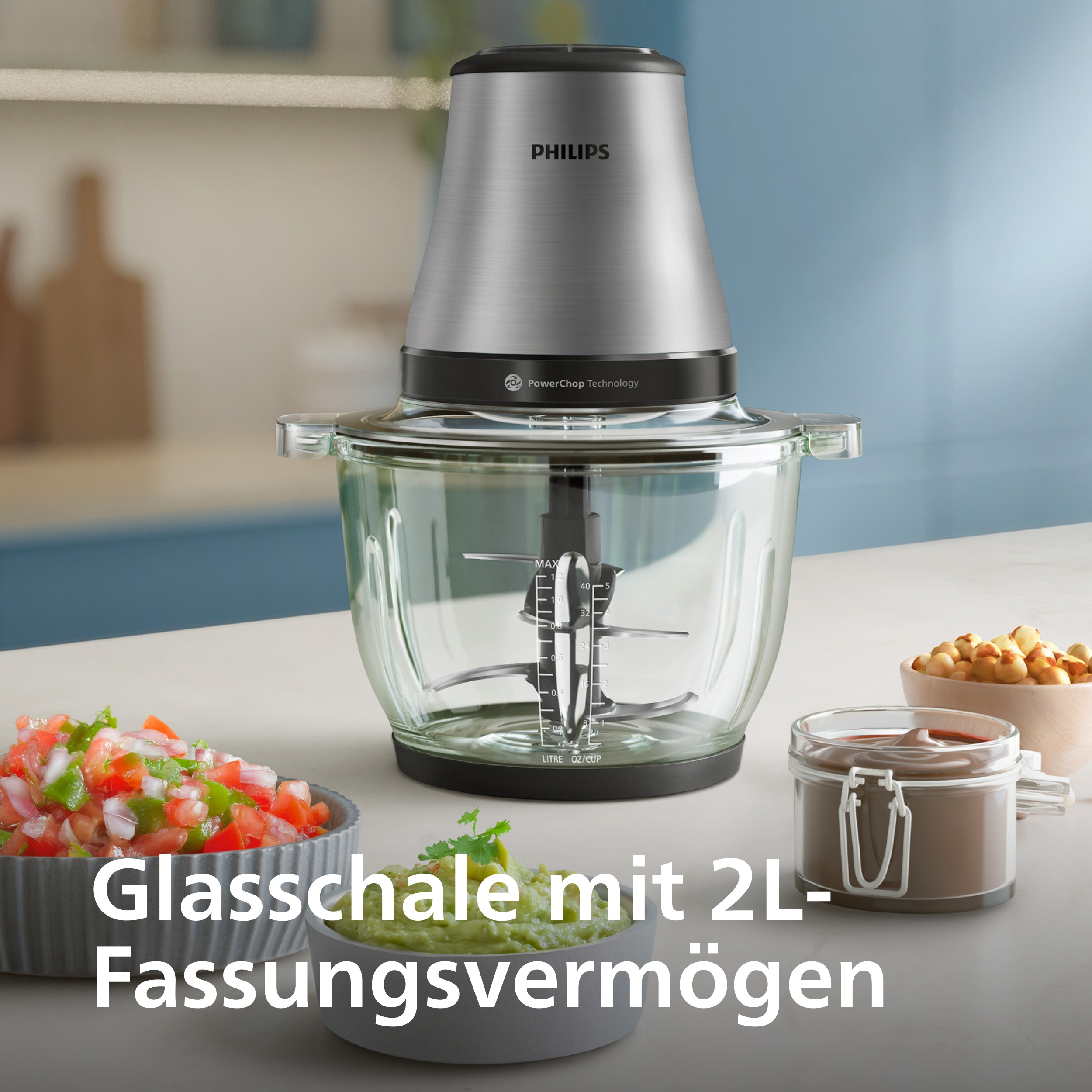 Küchenmaschine mit Zutaten. Salsa, Guacamole, Nüsse und Schokoladenaufstrich auf weißem Tisch.