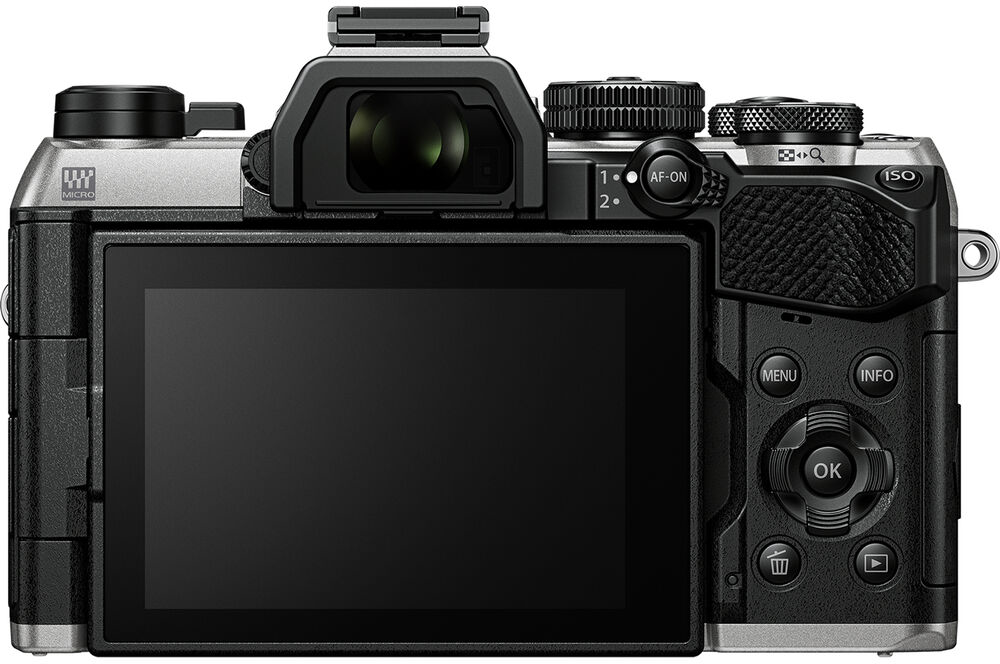 Egy digitális fényképezőgép hátuljának közeli képe. Van rajta egy képernyő, gombok, tárcsák és egy kereső. A fényképezőgép fekete és ezüst.