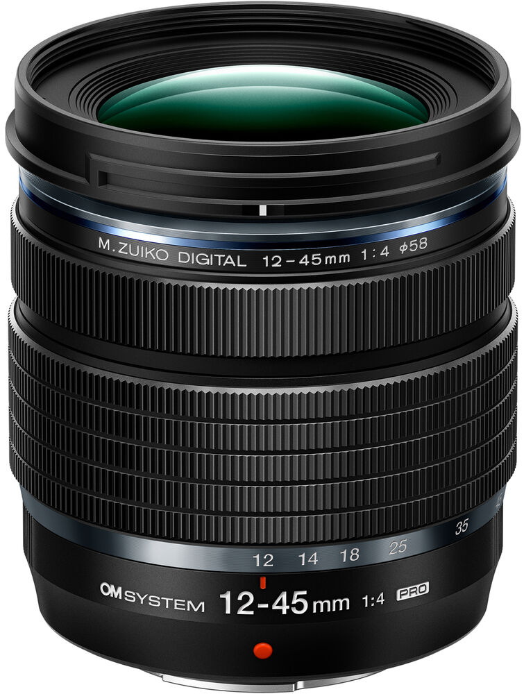 Fekete kameraobjektív ezüst és kék részletekkel. A gyújtótávolságot (12-45mm) és a rekesznyílást (1:4) jelzi.