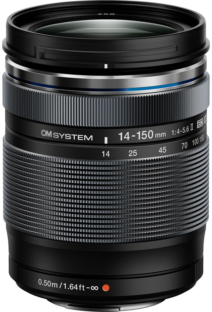 Egy fekete-szürke fényképezőgép objektív, melyen a 'OM SYSTEM 14-150mm' felirat látható. Különböző számok jelzik a gyújtótávolságokat.