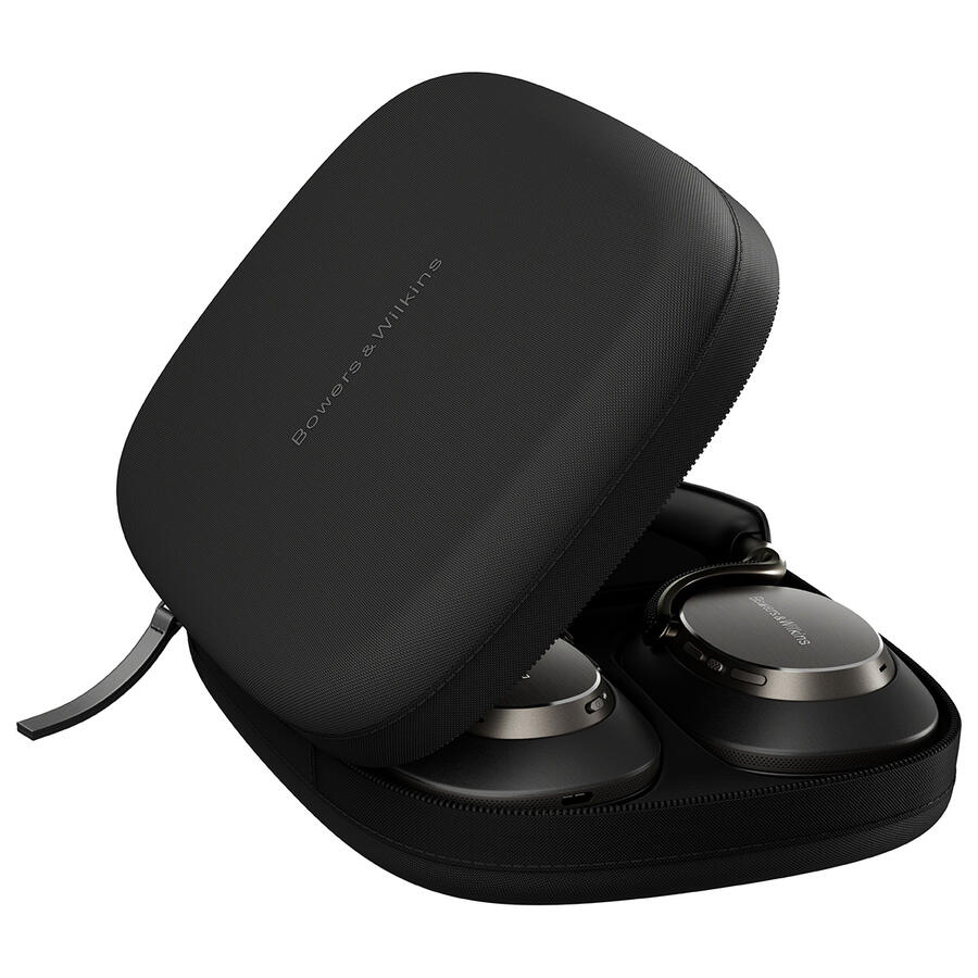 Fekete fejhallgató egy nyitott fekete tokban. A tokon a Bowers & Wilkins logó látható. A fejhallgatón ezüstszínű díszítések vannak.