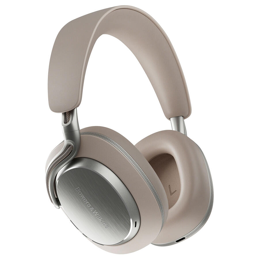 Bézs Bowers & Wilkins fejhallgató. Ezüstszínű részletek a fülkagylókon és a fejpánton. A márkanév látható.