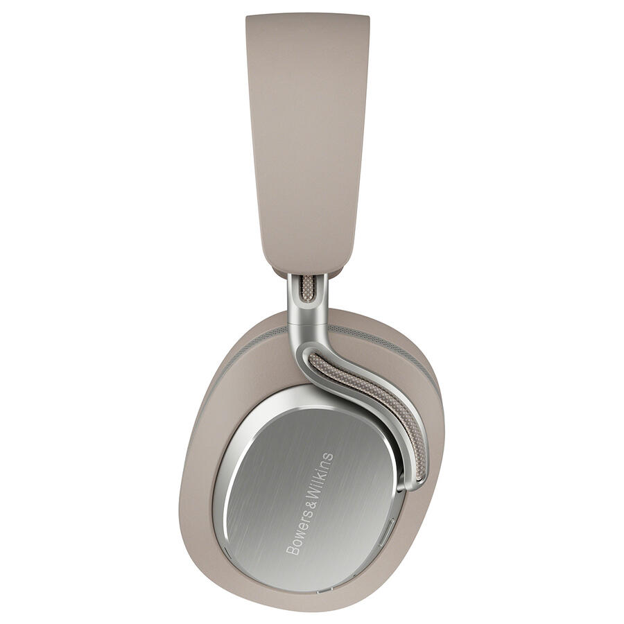 Bézs Bowers & Wilkins fejhallgató, ezüst díszítéssel. A fülkagylók oválisak, a márkanév látható az egyik kagylón.