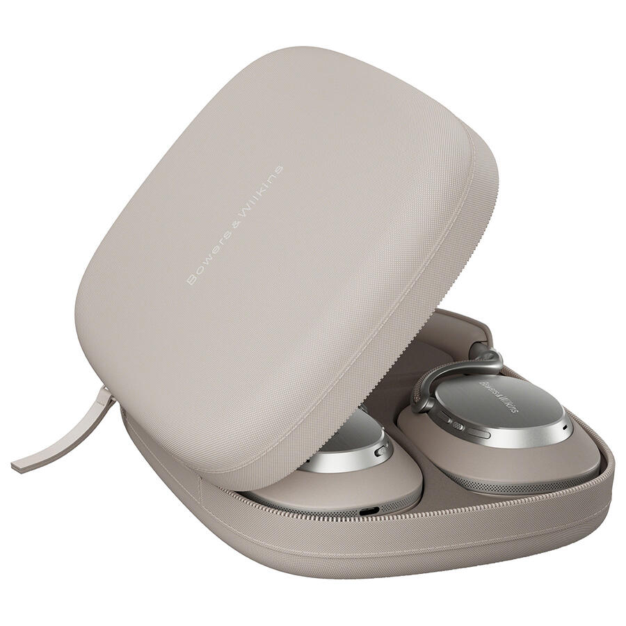 Nyitott bézs tok, benne fejhallgatóval. A tokon a 'Bowers & Wilkins' felirat látható. A fejhallgató ezüst és bézs színű.