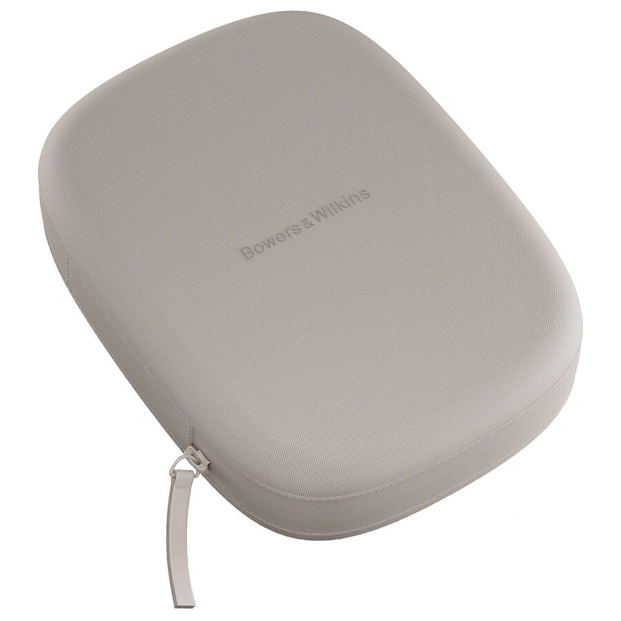 Világosszürke, ovális tok, cipzárral és a Bowers & Wilkins logóval. A tok fehér háttéren van elszigetelve.