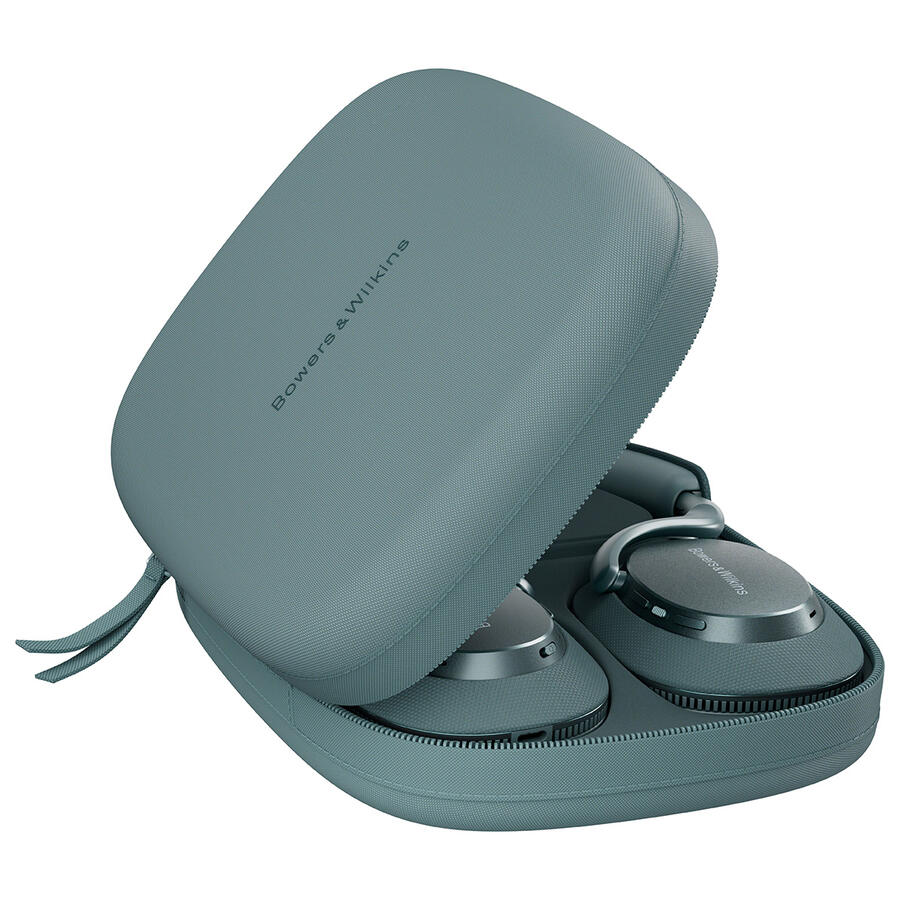 Nyitott türkiz tok, amelyben fejhallgatók vannak. A tokon a 'Bowers & Wilkins' felirat látható. A fejhallgatók ezüst és türkiz színűek.