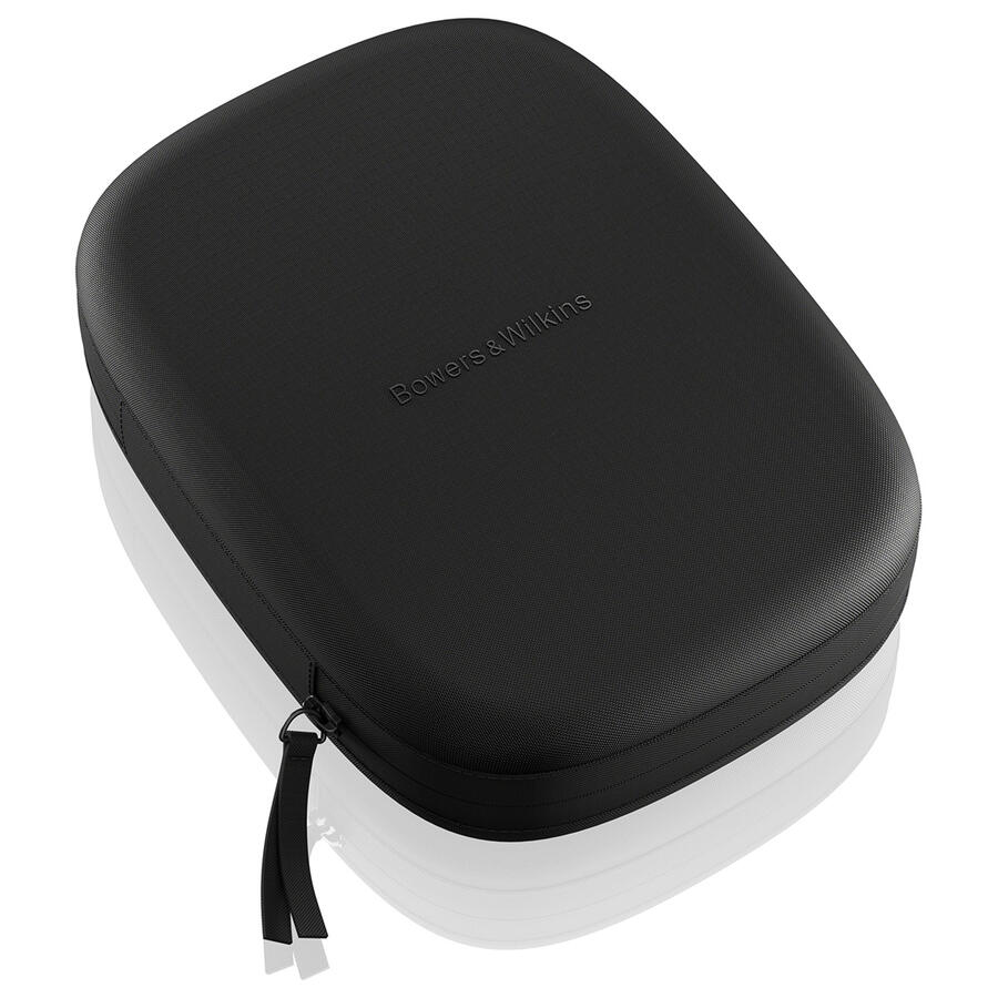 Egy fekete Bowers & Wilkins hordtáska cipzárral, fehér felületen. A tok textúrázott felületű.