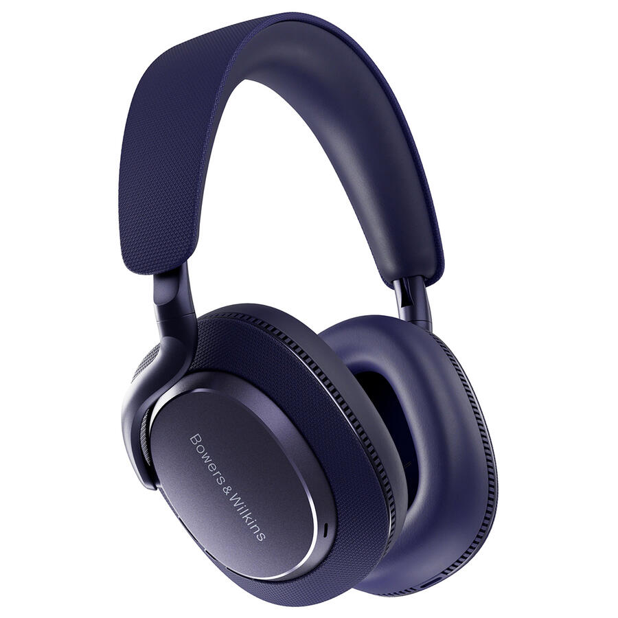 Kék Bowers & Wilkins fejhallgató. A fülre illeszkedő fejhallgató fehér háttér előtt. A márkanév látható az egyik fülön.