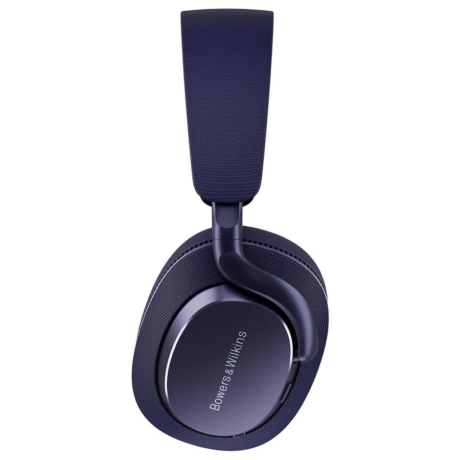 Egy sötétkék Bowers & Wilkins fejhallgató. A fejhallgató lóg. A fülkagylók ovális alakúak. A fejpánt szintén sötétkék.