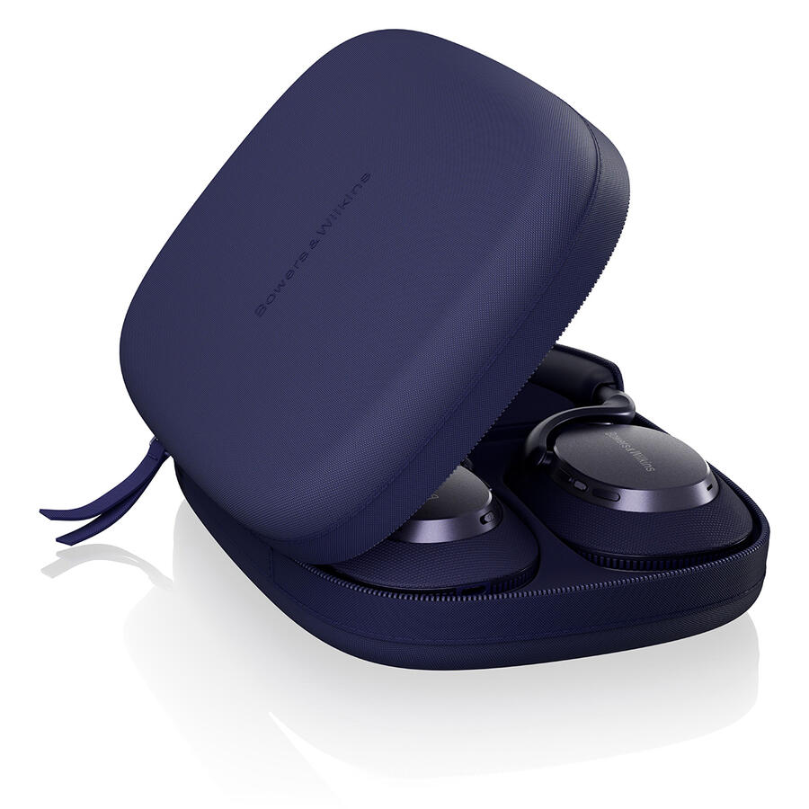 Sötétkék fejhallgató a hozzá illő tokban. A tok nyitva van, a fejhallgató látható. A Bowers & Wilkins márkanév látható.