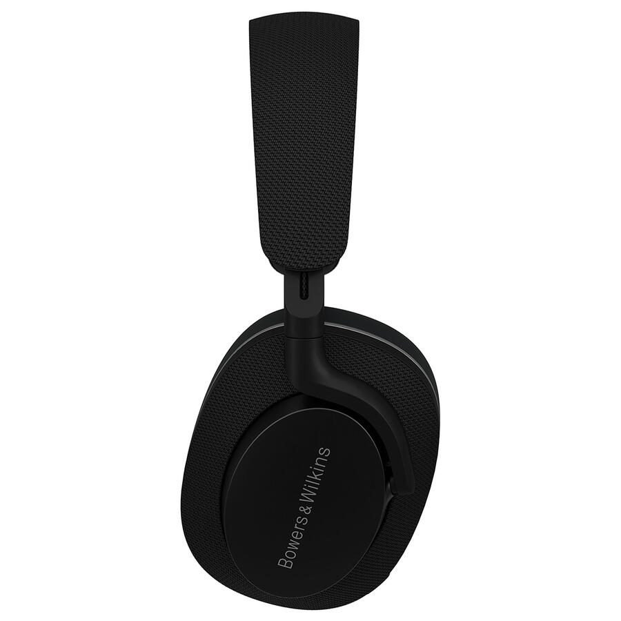 Fekete Bowers & Wilkins fejhallgató. A fejhallgató fehér háttér előtt van, a márkanévvel a fülkagylón.