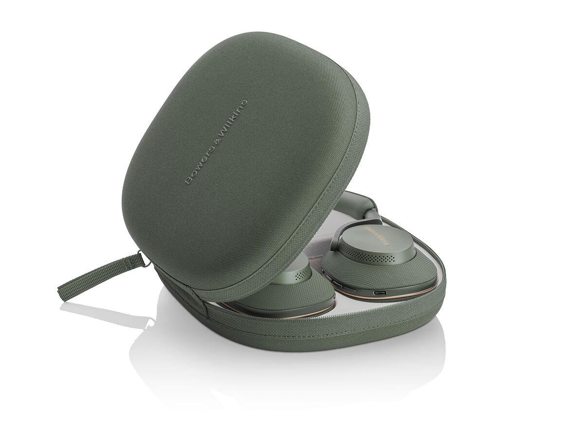 Nyitott olajzöld fejhallgató tok, benne fejhallgatóval. A tokon a 'Bowers & Wilkins' felirat látható. A fejhallgató olajzöld, arany díszítéssel.