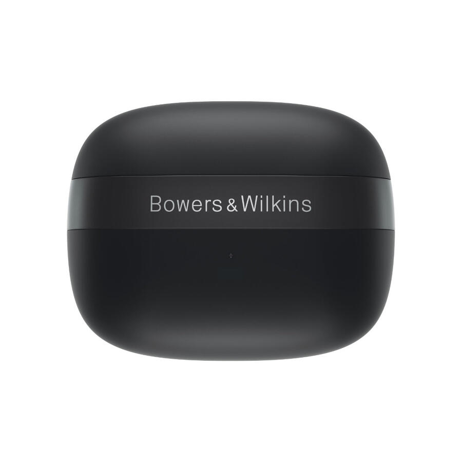 Egy fekete, ovális tok, rajta a 'Bowers & Wilkins' felirattal fehér színnel, fehér háttér előtt.