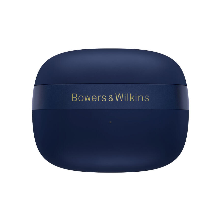 Egy sötétkék fülhallgató tok, rajta arany színnel a "Bowers & Wilkins" márkanévvel. A tok ovális alakú.