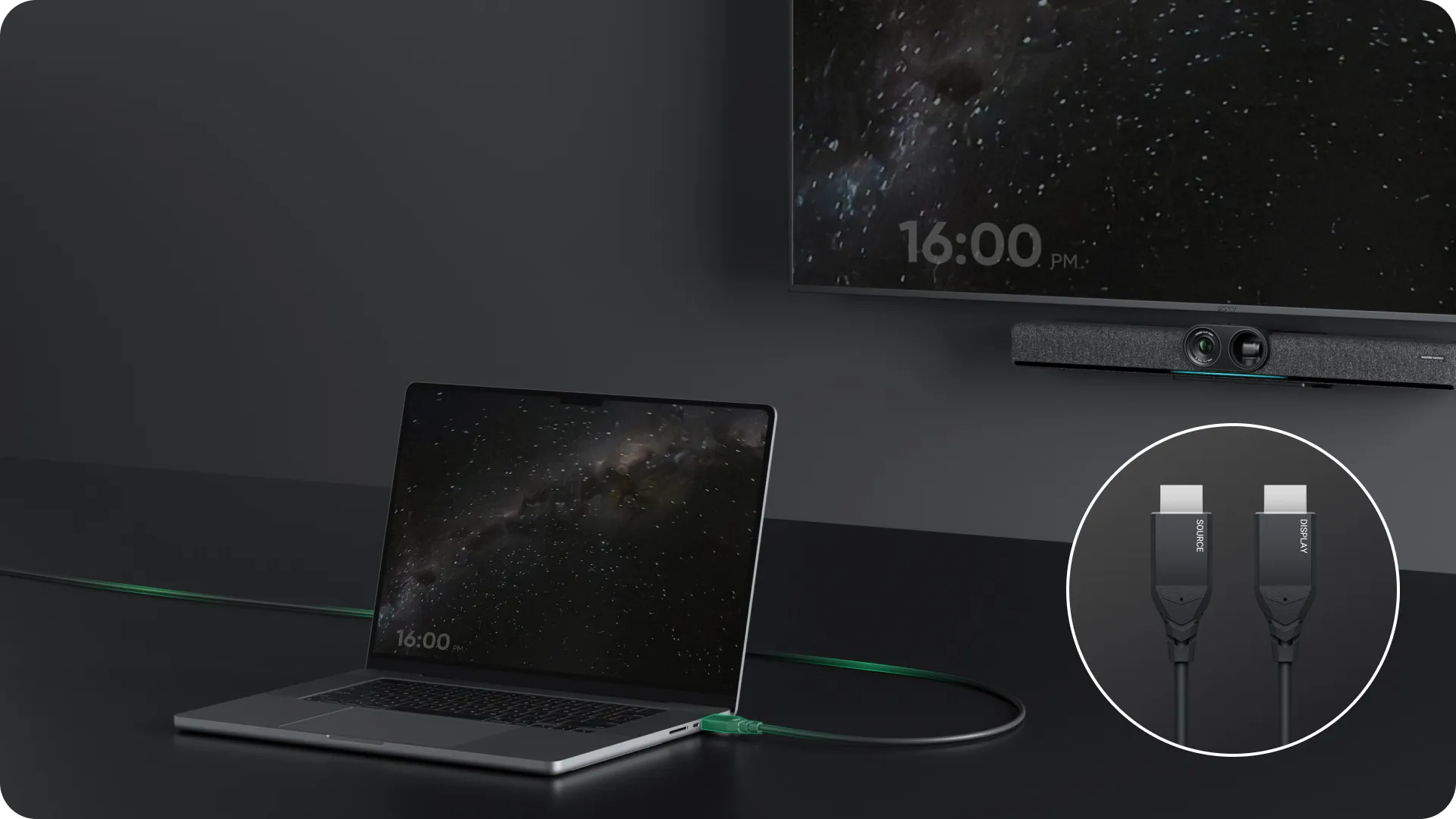 Laptop mit Display über ein grünes Kabel verbunden. Display zeigt Zeit. Eine Soundbar und zwei HDMI-Kabel sind ebenfalls abgebildet.