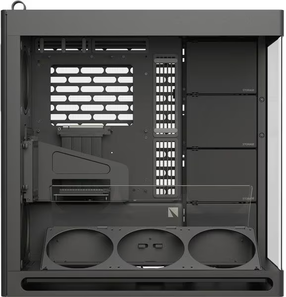 Innenansicht eines Computergehäuses. Es hat mehrere Fächer, Lüftungslöcher und Speicherschächte. Aus dunkelgrauem Metall gefertigt.