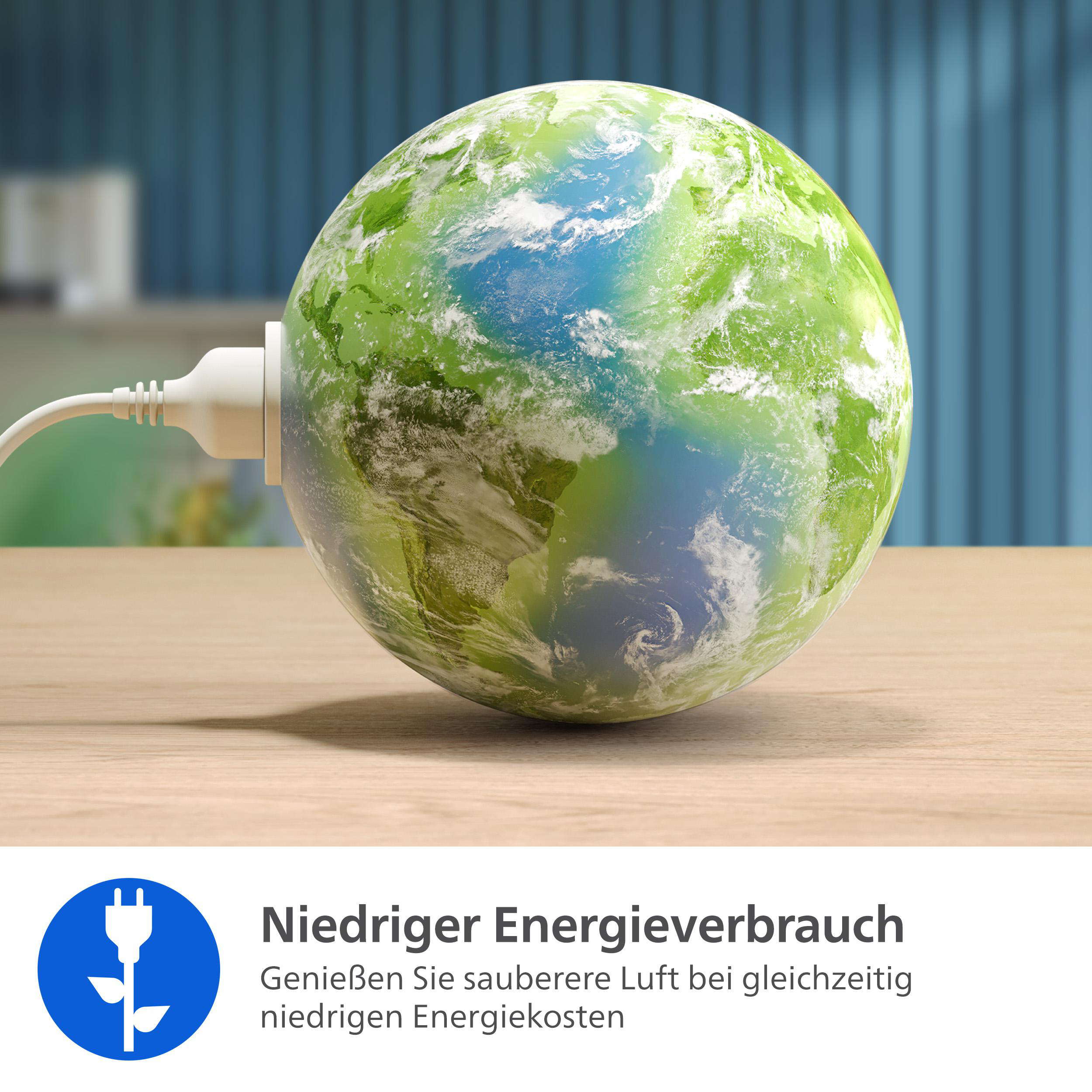 Erdglobus mit Stecker auf Holztisch. Hintergrund blau. Text unten: Geringer Energieverbrauch.