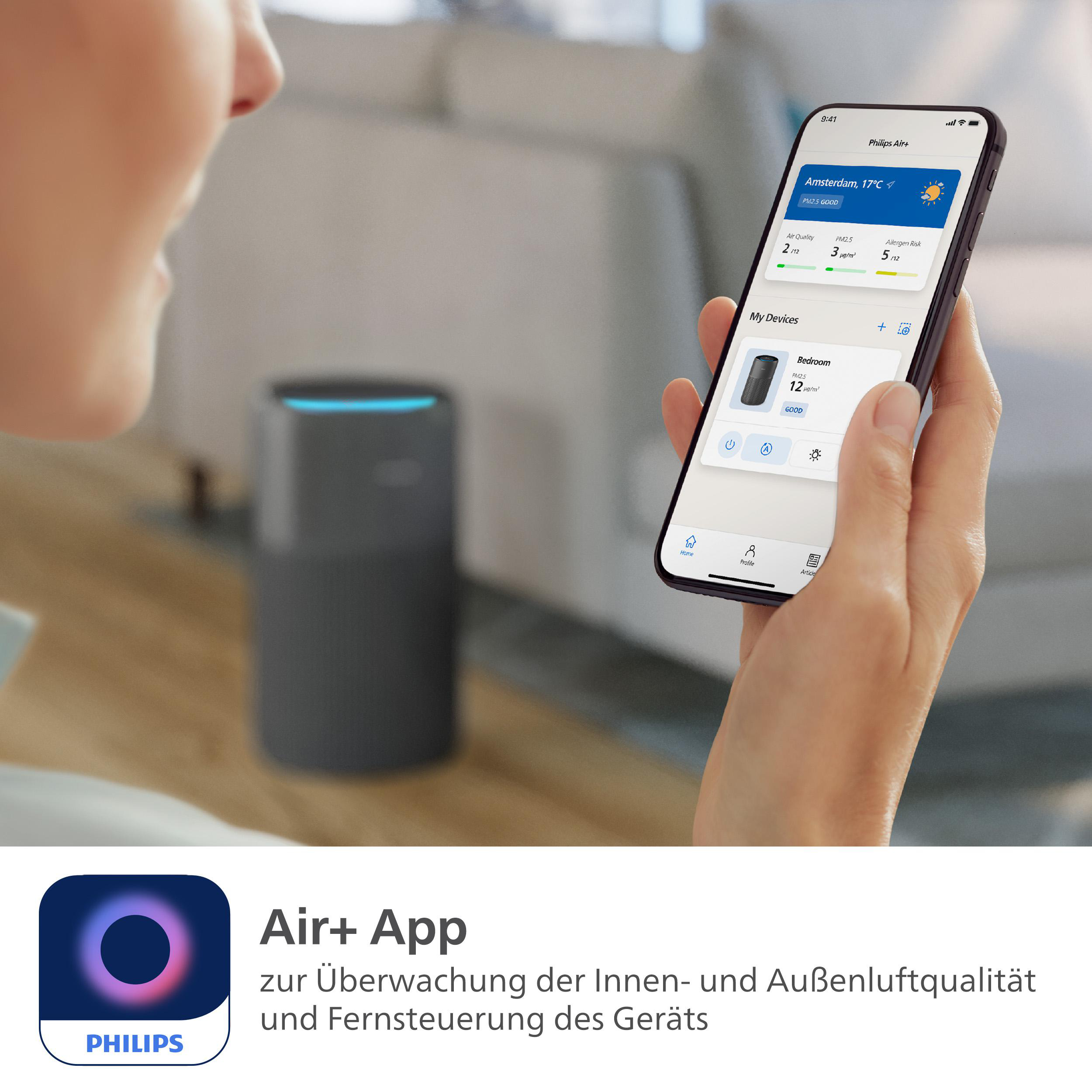 Eine Person hält ein Telefon, das eine App anzeigt. Die App überwacht die Luftqualität und steuert einen Luftreiniger.