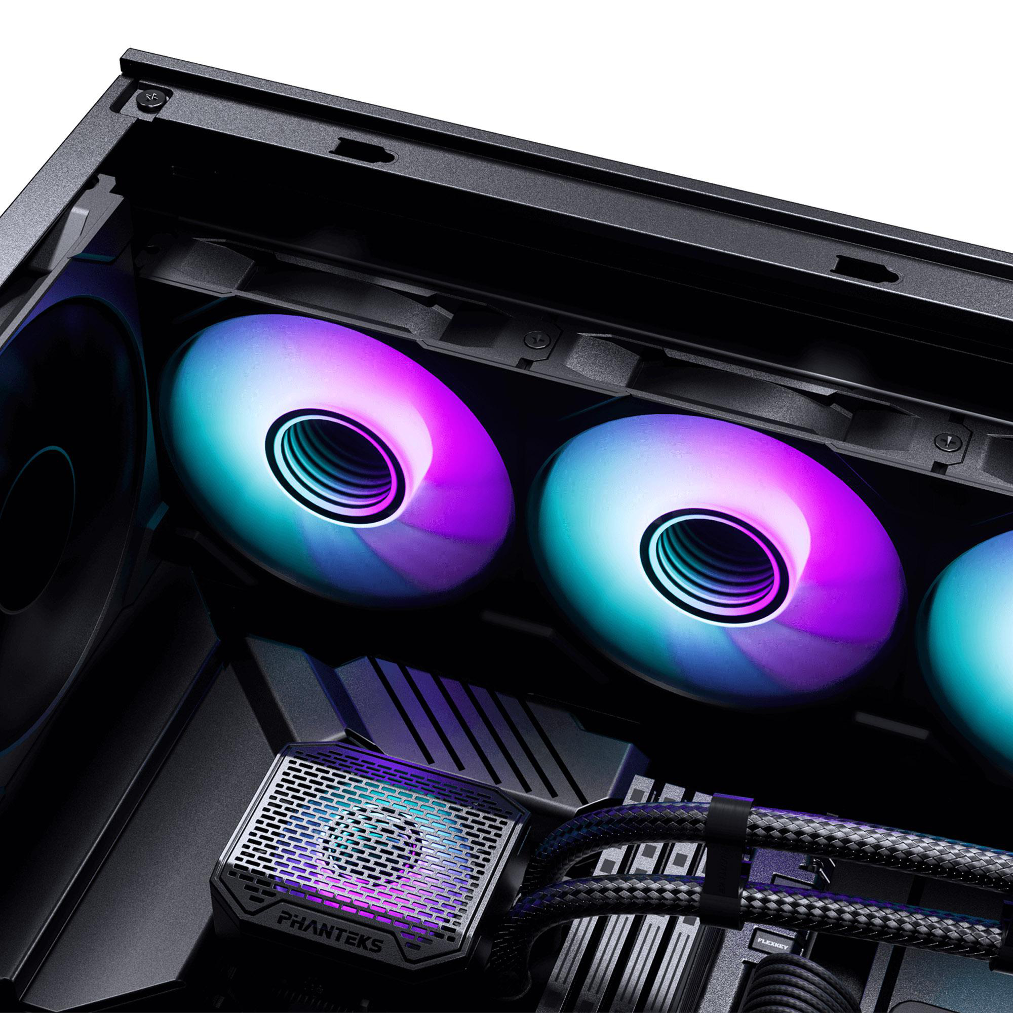 PC-Komponenten mit bunten Lüftern. Ein Phanteks-Kühler ist sichtbar. Kabel und ein Computergehäuse sind ebenfalls vorhanden.