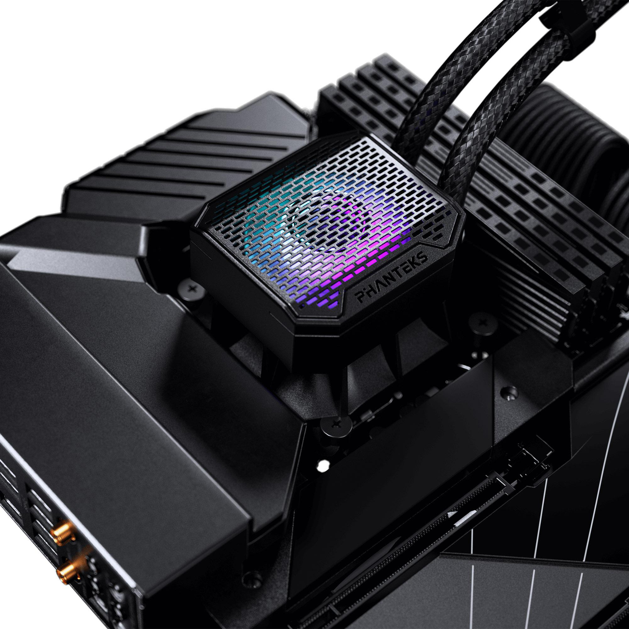 Schwarze Computerkomponente mit Phanteks-Kühler, Schläuchen und einem Motherboard. Der Kühler hat farbige Lichter.