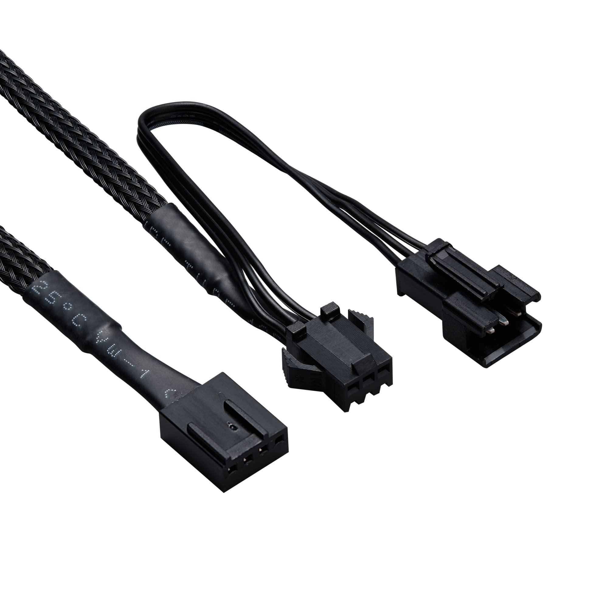 Schwarze Computerkabel mit mehreren Steckern. Die Kabel befinden sich auf weißem Hintergrund. Ein Kabel ist geflochten.