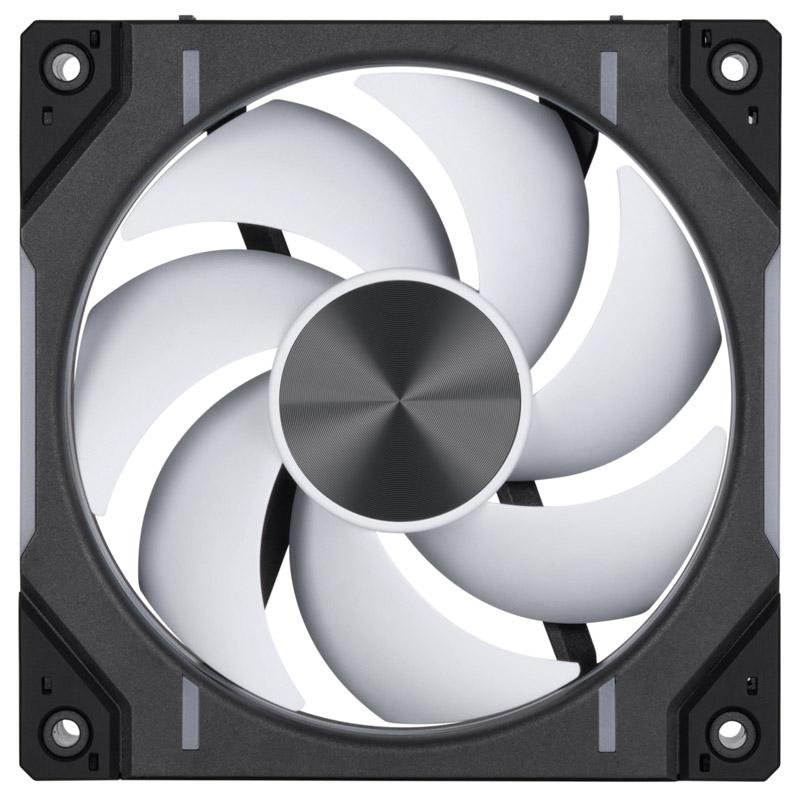 Nahaufnahme eines Computerlüfters. Er hat weiße Flügel, einen schwarzen Rahmen und ein metallisch-silbernes Mittelstück.