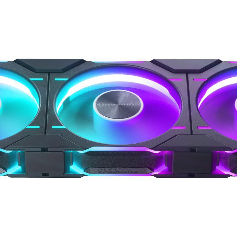 Nahaufnahme von drei Computerlüftern mit RGB-Beleuchtung. Die Lüfter haben einen schwarzen Rahmen und emittieren blaues, lila und türkisfarbenes Licht.