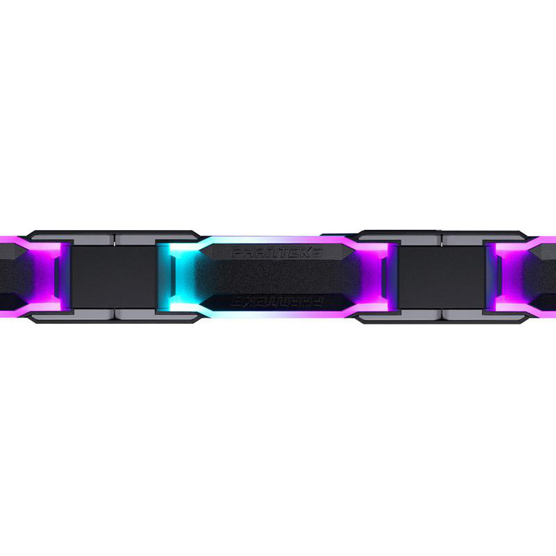 Nahaufnahme eines schwarzen Geräts mit RGB-Beleuchtung. Das Gerät ist mit „Phanteks“ beschriftet. Die Beleuchtung wechselt von Lila zu Cyan.