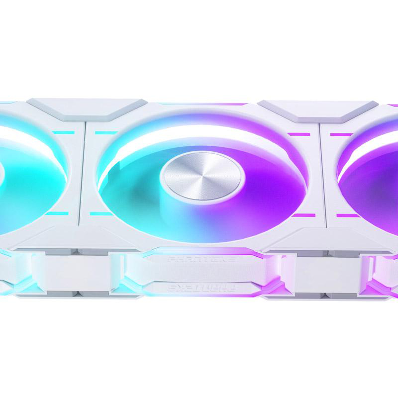 Nahaufnahme von drei weißen Computerlüftern mit RGB-Beleuchtung. Die Lüfter haben ein kreisförmiges Design und schillernde Farbverläufe.