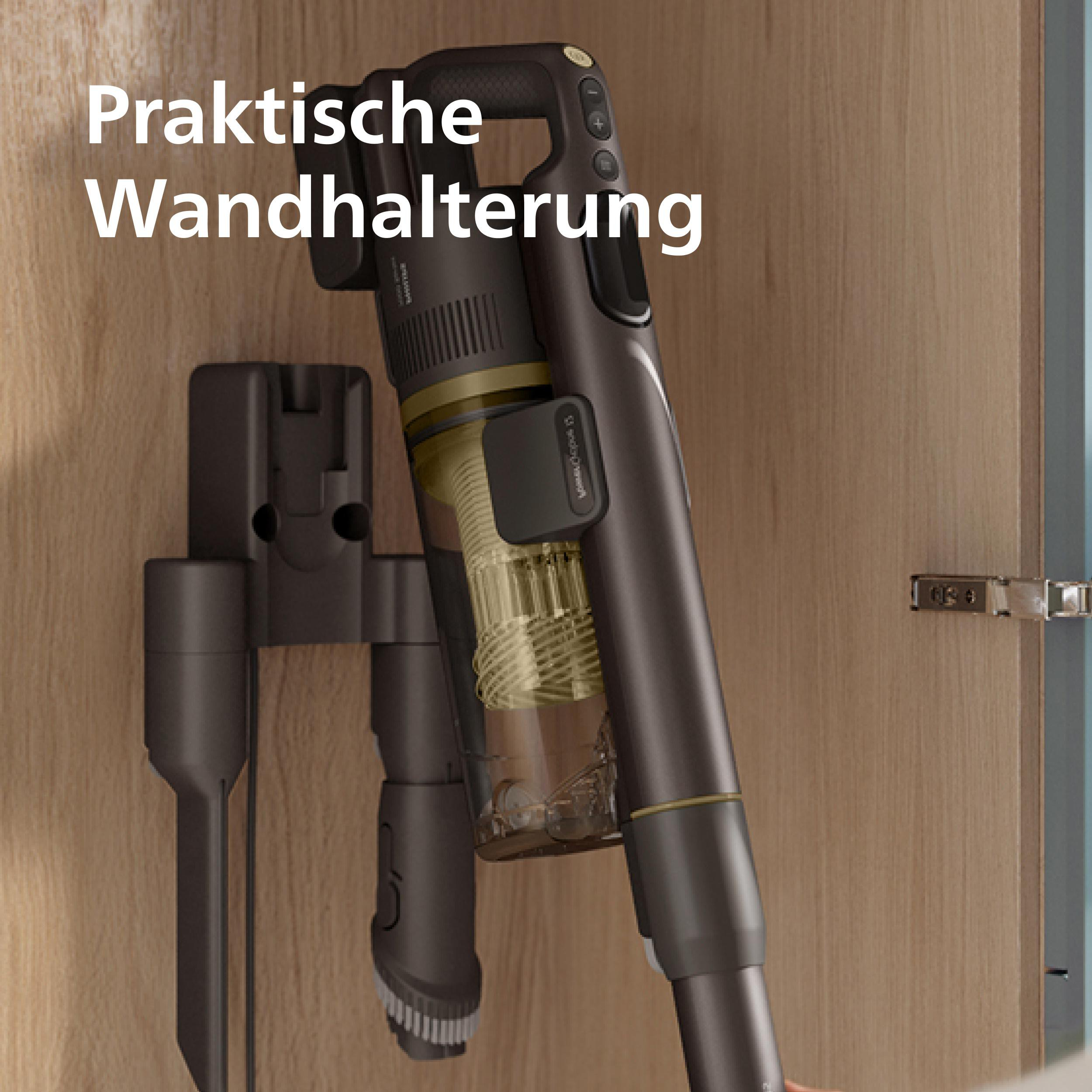 Ein dunkelgrauer Staubsauger ist an einer Wandhalterung befestigt. Holztür im Hintergrund. Der Text 'Praktische Wandhalterung' ist sichtbar.