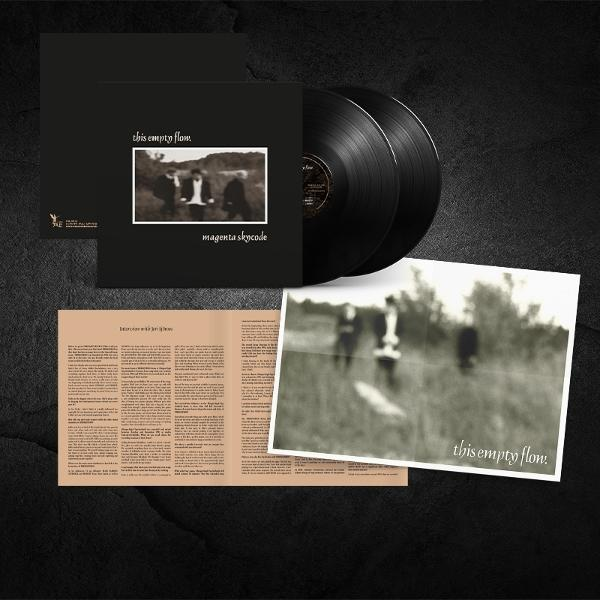 Albumset mit zwei schwarzen Schallplatten, Cover mit Bandbild und Text 'this empty flow' und einem Einleger mit Text.