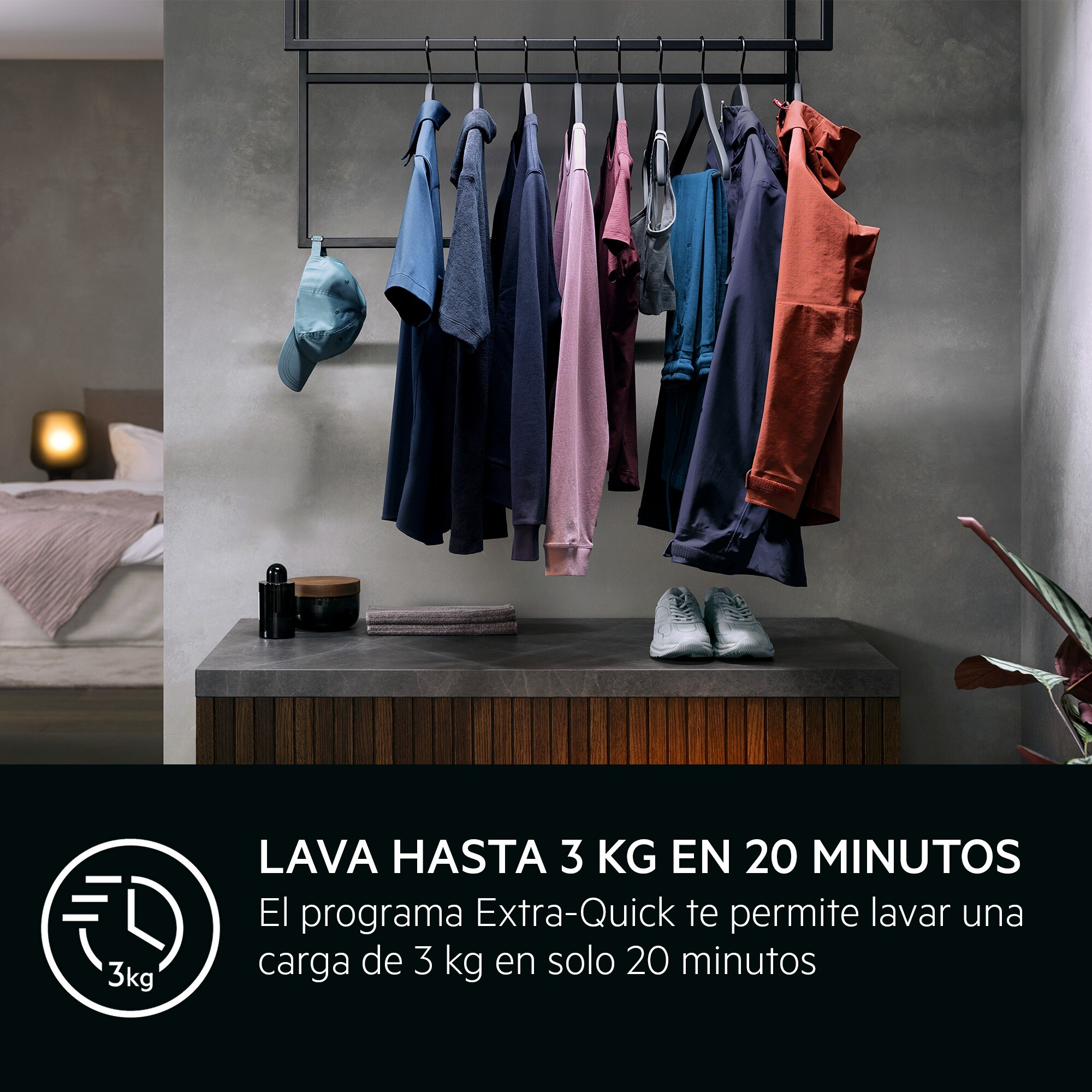 Ropa colgando en un estante. Un mostrador con zapatos y objetos, una cama en el fondo y texto abajo.