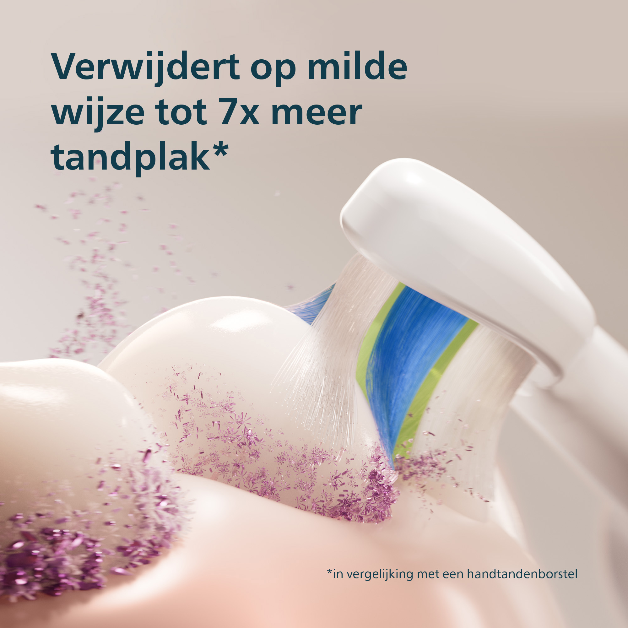 Een elektrische tandenborstel reinigt tanden. Paarse vlokken en tekst op de achtergrond. De tekst zegt dat het tandplak verwijdert.