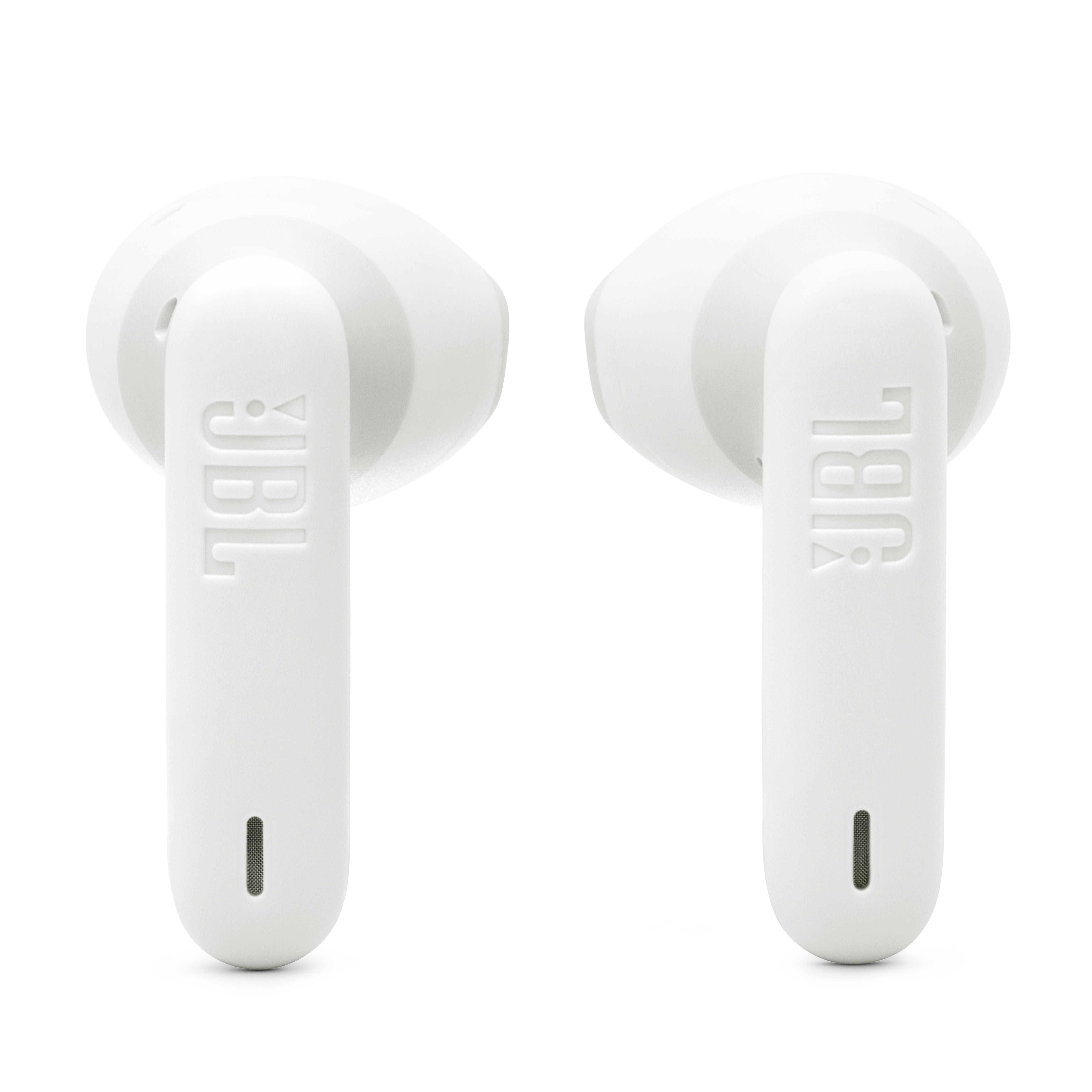 Zwei weiße JBL-Ohrhörer auf weißem Hintergrund. Jeder hat einen Stiel mit JBL-Logo und Mikrofon.