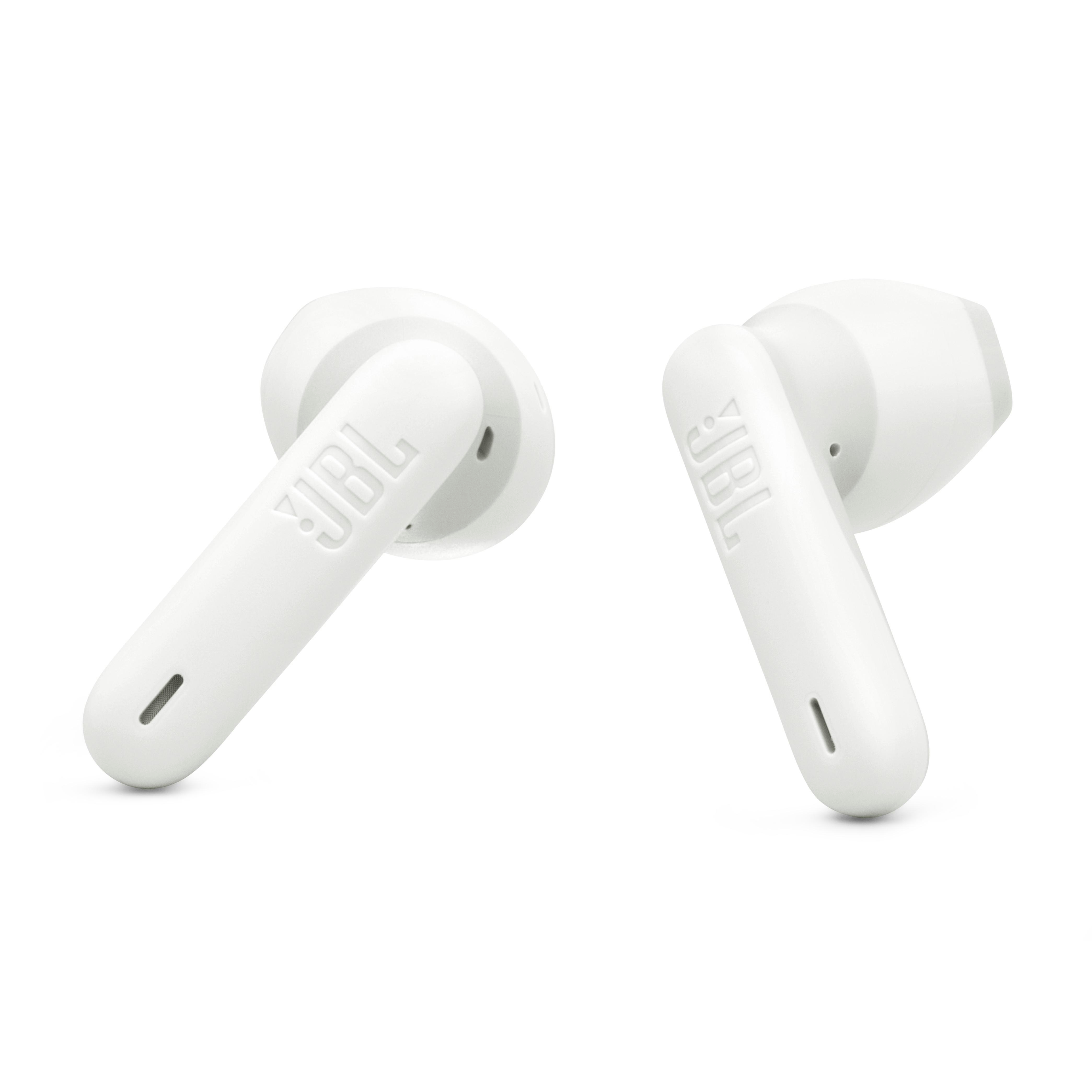 Zwei weiße JBL-Wireless-Ohrhörer auf weißem Hintergrund. Jeder hat das JBL-Logo.