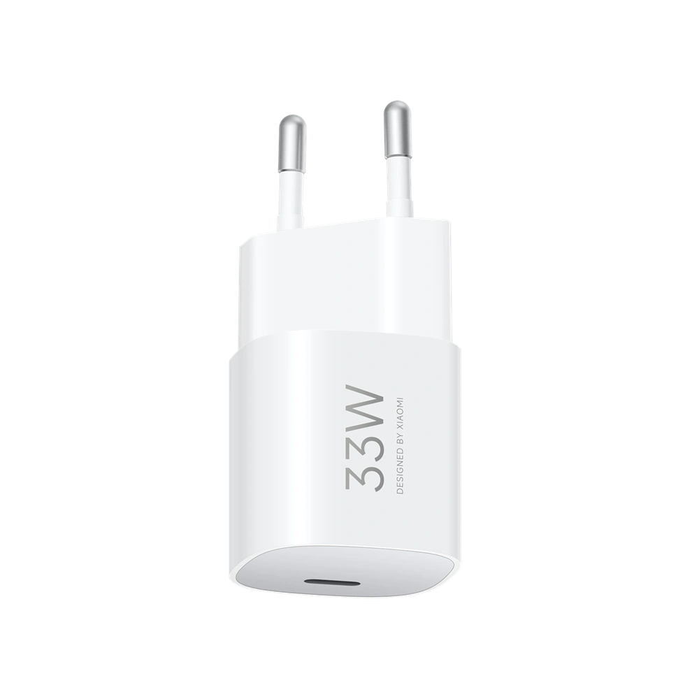 Egy fehér Xiaomi 33W-os töltő két ezüstcsappal, USB-C porttal és a '33W Designed by Xiaomi' felirattal.