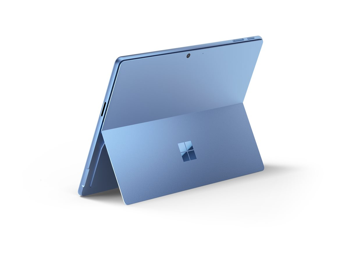 Ein blaues Microsoft Surface Tablet ist auf weißem Hintergrund geöffnet. Das Microsoft-Logo ist auf der Rückseite sichtbar.