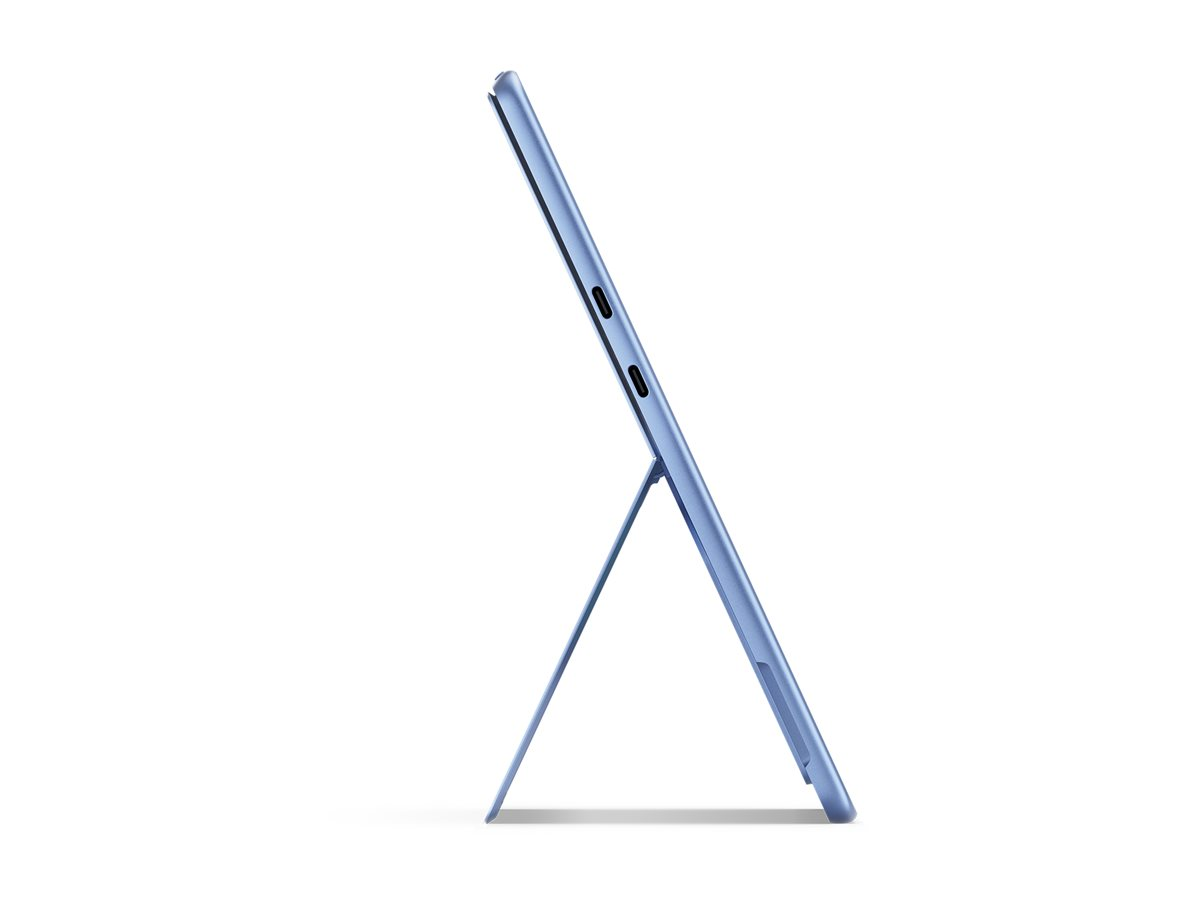 Ein blaues Tablet wird von einem Ständer hochgehalten. Das Tablet hat zwei kleine Löcher. Der Ständer ist ebenfalls blau, und der Hintergrund ist weiß.