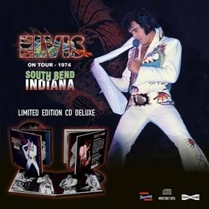 Elvis im weißen Anzug mit Mikrofon. Der Text lautet 'Elvis On Tour - 1974 South Bend Indiana'.
