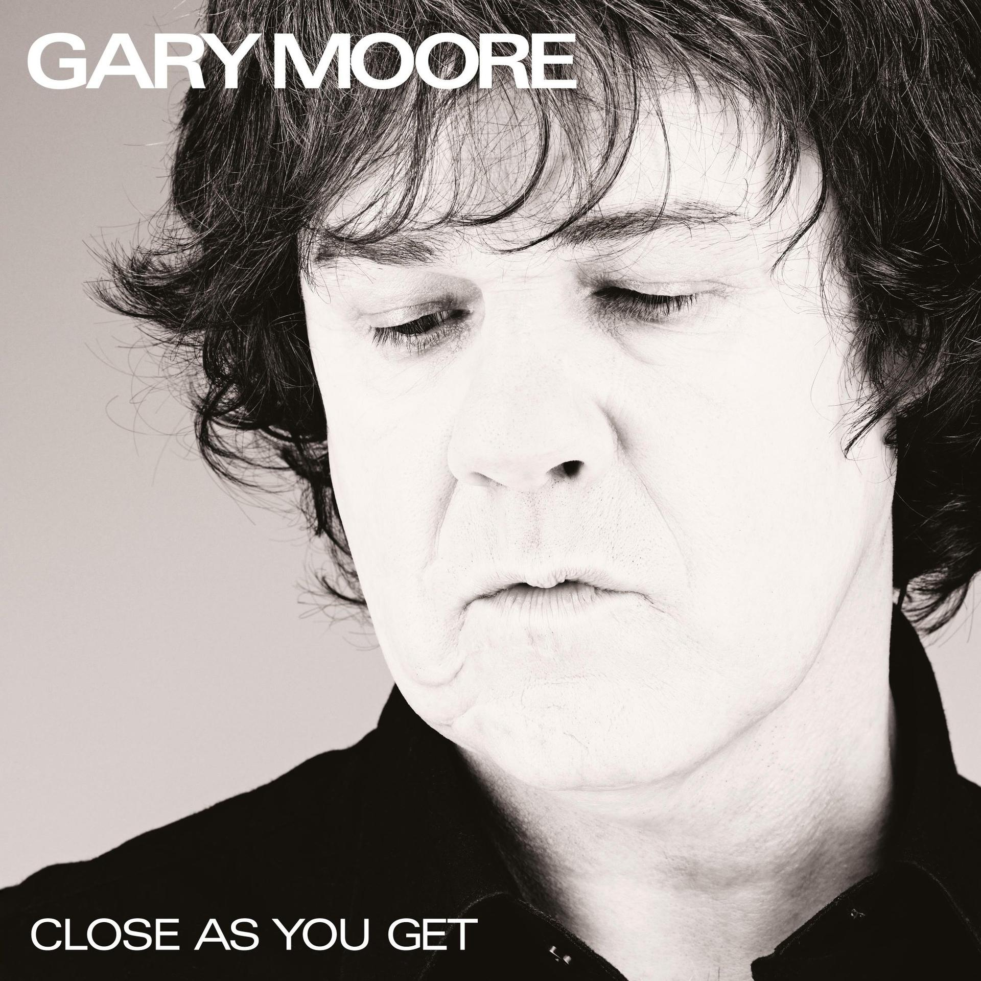 Schwarz-Weiß-Albumcover von Gary Moore. Sein Gesicht ist zentral, Augen geschlossen, mit dem Text 'GARY MOORE' und 'CLOSE AS YOU GET'.
