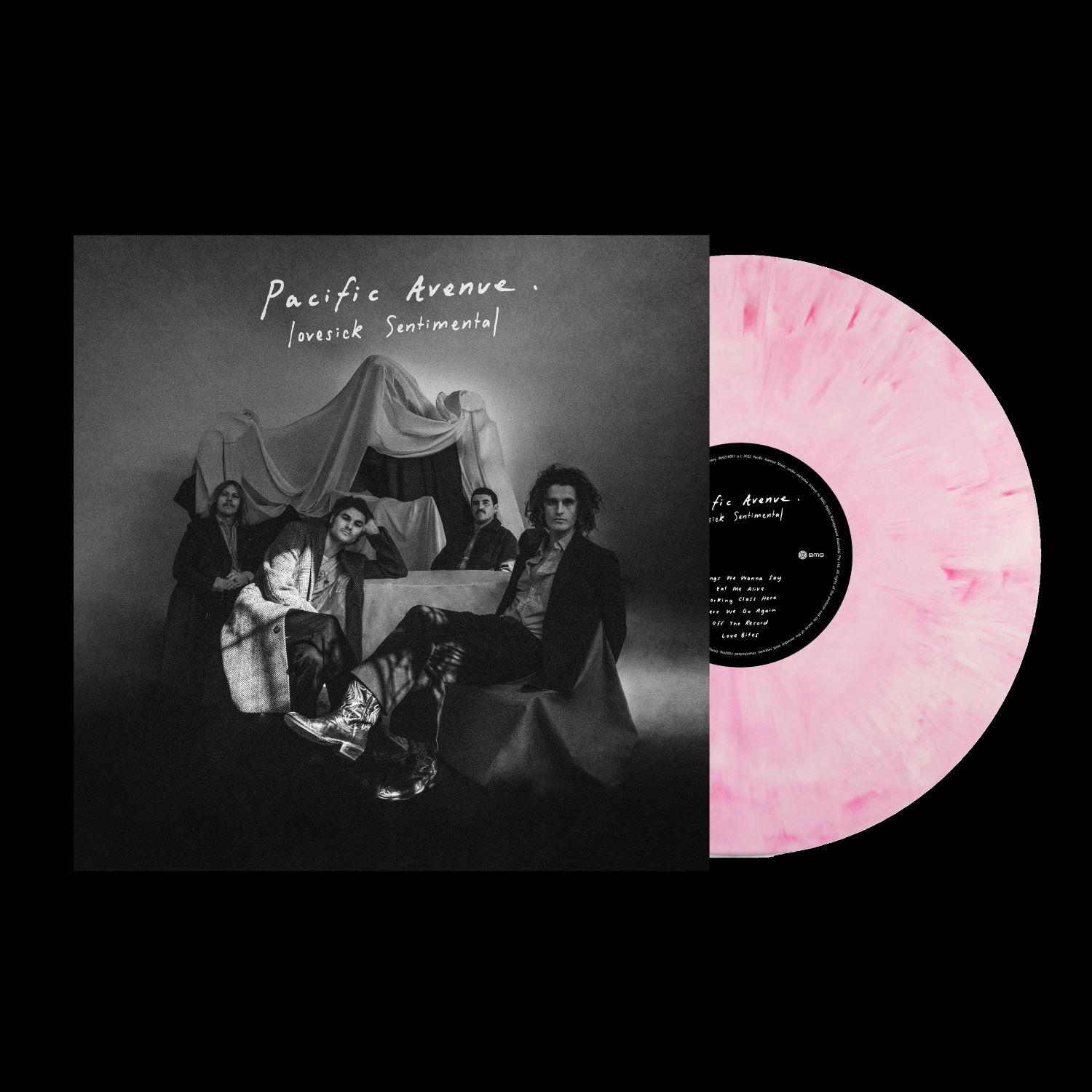 Albumcover: Pacific Avenue, Lovesick Sentimental, mit Bandfoto. Rosa Vinyl-Schallplatte rechts.
