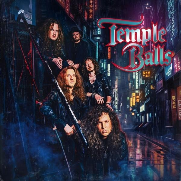 Bandmitglieder in Lederjacken posieren in einer Stadtkulisse. Der Name der Band, Temple Balls, steht oben im Bild.