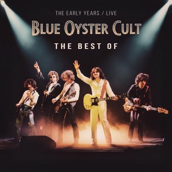 Blue Oyster Cult Band auf der Bühne mit Gitarren. Die Worte 'Blue Oyster Cult' und 'The Best Of' sind sichtbar. Bühnenlichter beleuchten die Band.