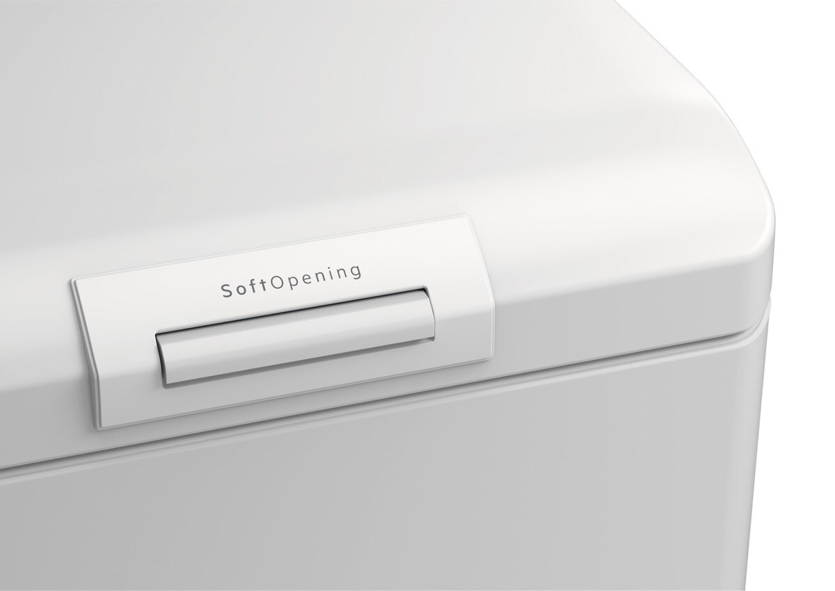 Primer plano de un electrodoméstico blanco con un asa que dice 'Soft Opening'. El electrodoméstico es de diseño limpio y moderno.