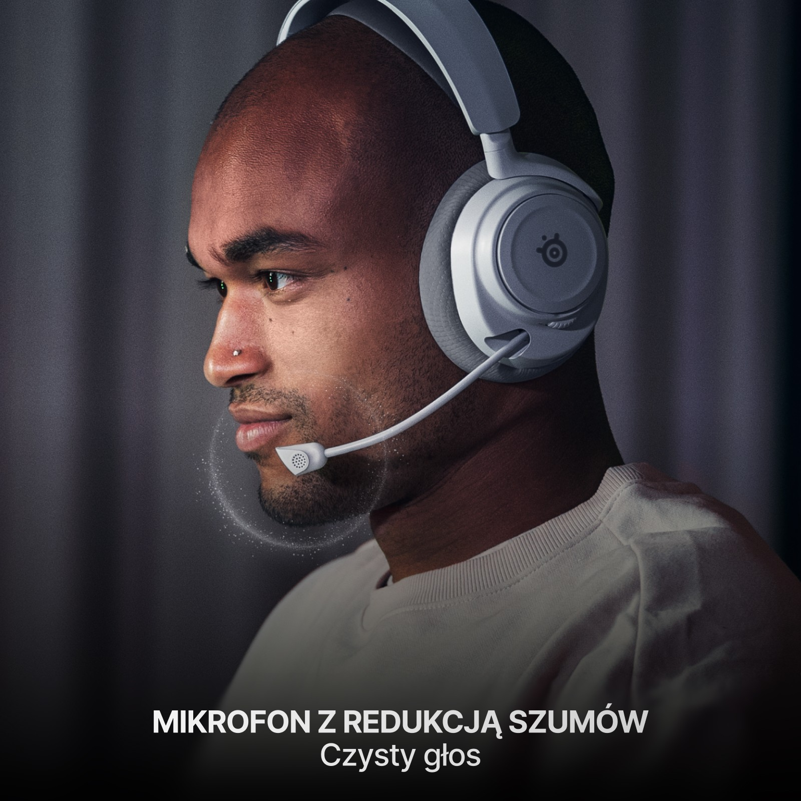 Osoba o ciemnej skórze nosi biały zestaw słuchawkowy z mikrofonem. Tło jest ciemne. Tekst na dole.