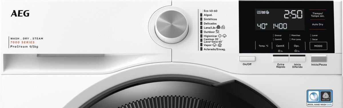 Lavadora AEG blanca. Pantalla digital muestra tiempo y temperatura. Panel de control con opciones de ciclo de lavado.